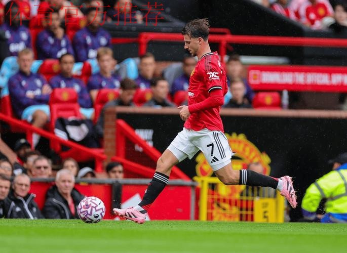 战平伯恩茅斯后曼联球员离场时,球迷报以热烈掌声 战平伯恩茅斯后曼联球员离场时,球迷报以热烈掌声